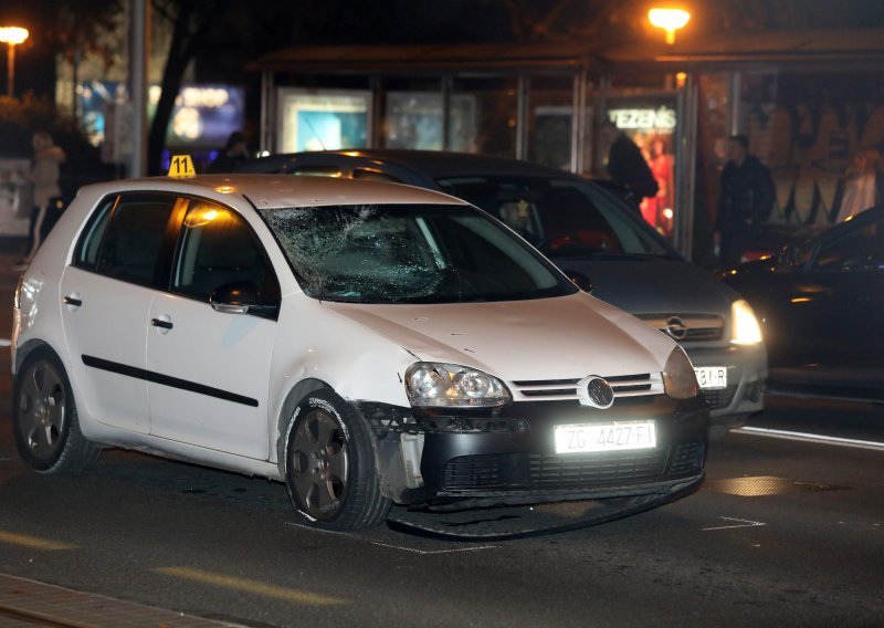 [FOTO] Nesreća u Zagrebu: Poginuo pješak, na njega na križanju Maksimirske i Bukovačke naletio automobil