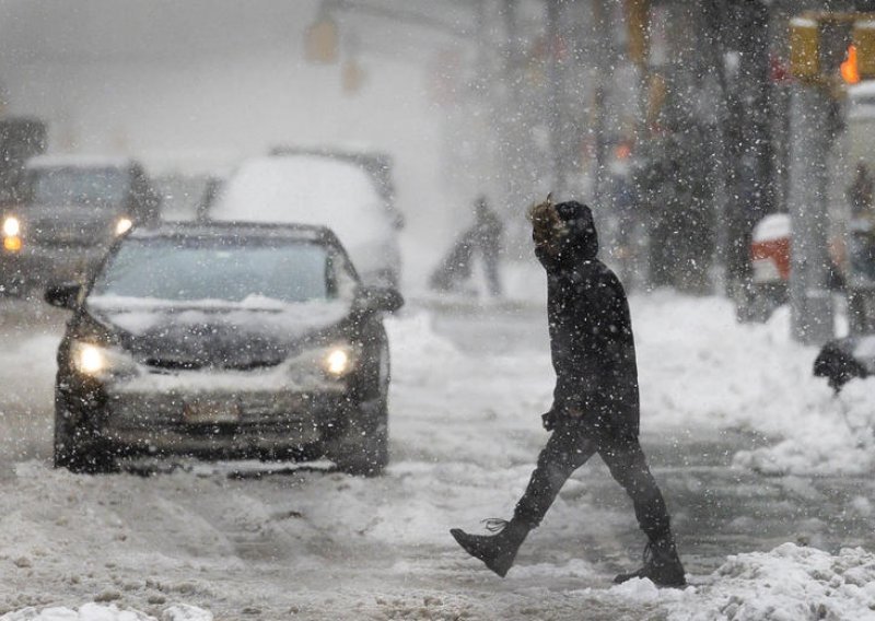 [FOTO] Velika snježna mećava pogodila sjeveroistok SAD-a, New York zatrpan