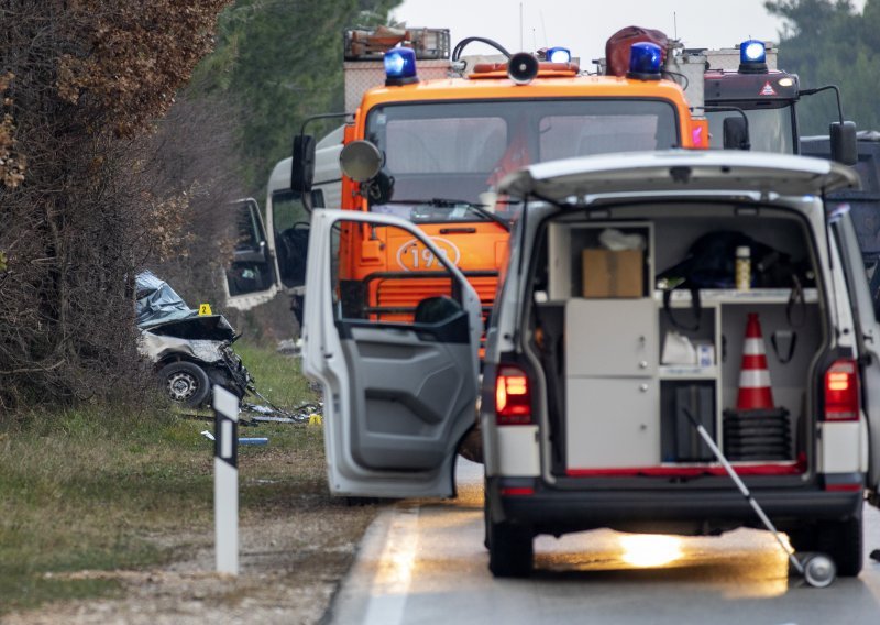 [VIDEO/FOTO] Tragedija kod Pule; sudarili se automobil i kamion; poginuo vozač