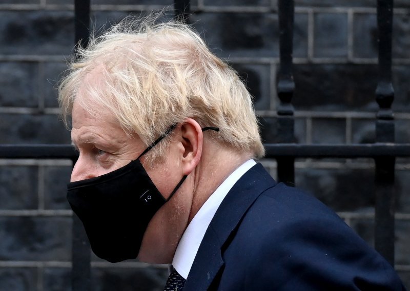 Boris Johnson sazvao hitan sastanak; cijela EU mogla bi zatvoriti vrata putnicima iz Britanije zbog novog soja koronavirusa
