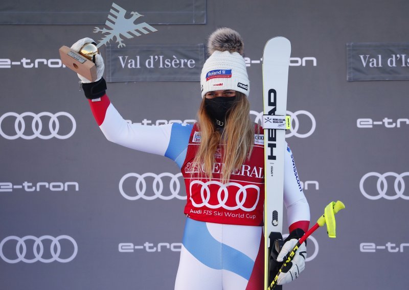 Švicarka Corinne Suter pobjednica je prvog spusta, ali utrku obilježila teška nesreća svjetske prvakinje