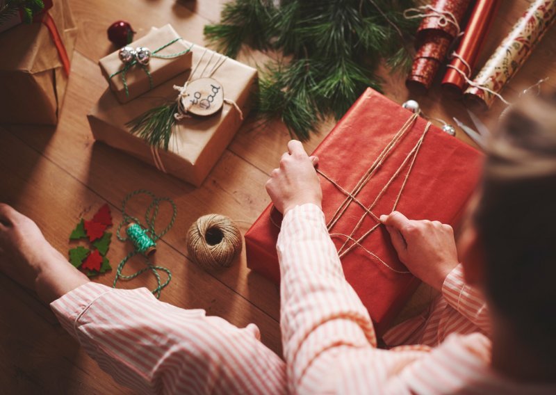 Još uvijek niste zapakirali božićne poklone? Ove tehnike pojednostavit će stvar i pomoći vam zamotati najljepši poklon dosad