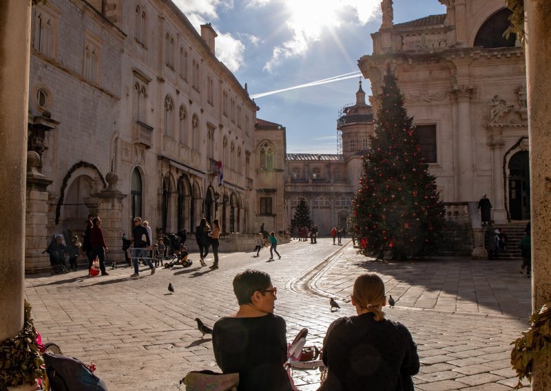 [FOTO] Dubrovnik i Split okupani suncem privukli brojne građane na šetnju; što se 'kave na terasi' tiče, svatko se snašao kako je znao