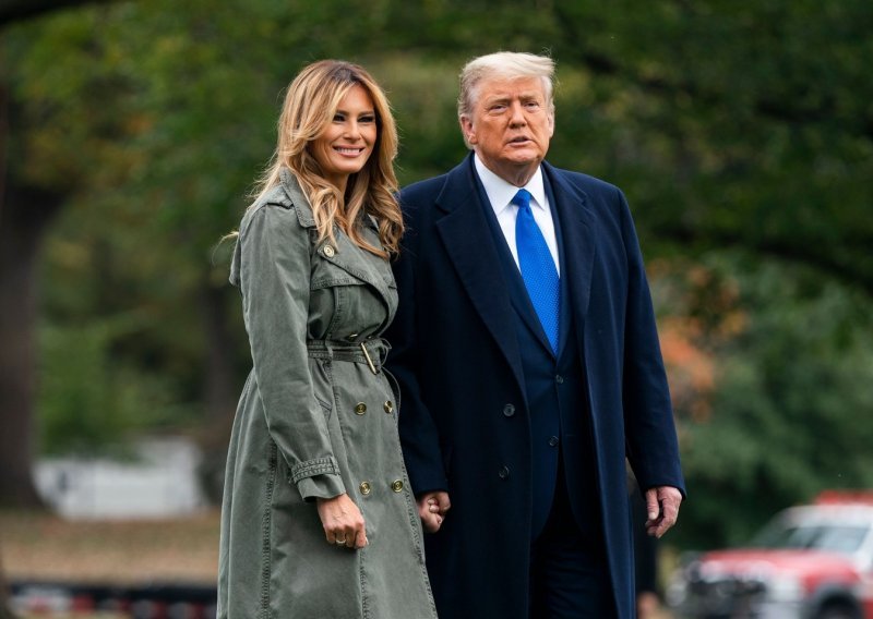 Zadnji Božić u Bijeloj kući: Melania objavila blagdansku fotografiju s Trumpom, a svima su za oči zapeli njihovi stajlinzi