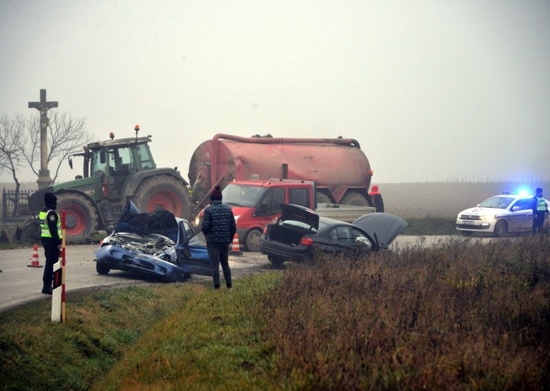 [FOTO] Teška prometna nesreća u Križevcima, dvoje ozlijeđenih u sudaru dva automobila s traktorom