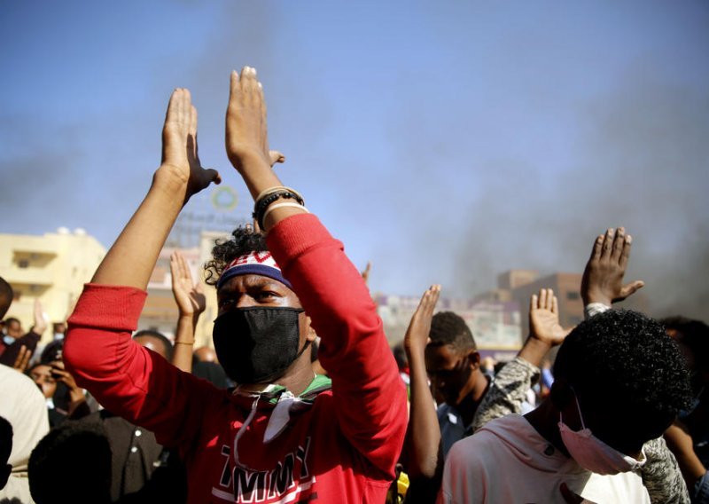 [FOTO] Sudan: Tisuće prosvjednika na drugu obljetnicu pobune protiv al-Bašira, promjena u svakodnevnom životu nema