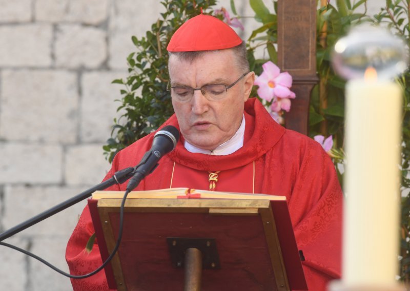 Bozanić upozorio na nelogičnost ograničavanja broja vjernika u crkvama na 25 i pozdravio iznimke za Badnjak i Božić