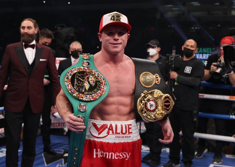 Meksički boksač Saul 'Canelo' Alvarez ujedinio titule; pravo je čudo da je Britanac dočekao kraj borbe na nogama