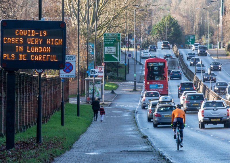 Britanija reaktivira hitne covid bolnice i zatvara londonske osnovne škole