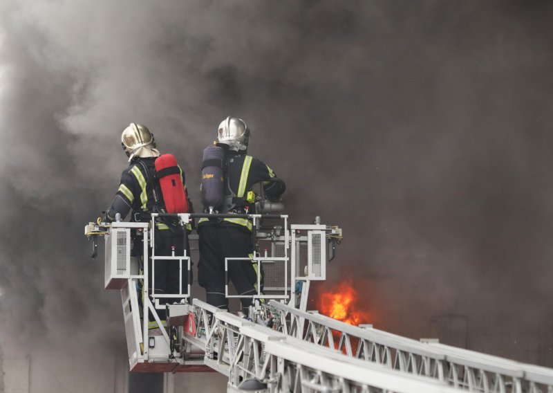 Izgorjela kuća u Zagrebu, požar gasilo 19 vatrogasaca sa sedam vozila