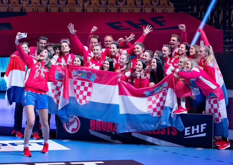 [VIDEO/FOTO] Pogledajte kakav su spektakl hrvatske rukometašice napravile na dodjeli medalja; stvarno su kraljice!