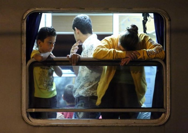 Dva vlaka s izbjeglicama stigla u Dobovu, na Šentilju gužva