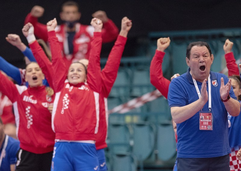 [FOTO] Hrvatskom izborniku Nenadu Šoštariću stiže poseban poklon nakon bronce rukometašica kojima se svi dive; o čemu se radi, otkrila nam je legendarna Nataša Kolega