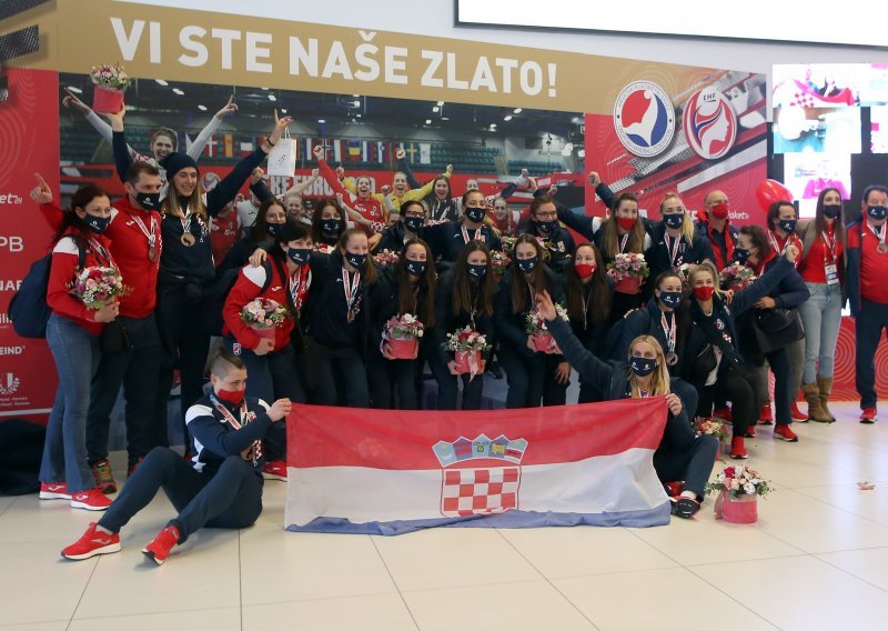 [FOTO/VIDEO] Hrvatske rukometašice sletjele u Zagreb i otkrile veliku tajnu svojeg uspjeha, te što ih je posebno iznenadilo nakon povratka