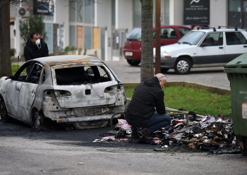 [FOTO] Netko je noćas u Zadru zapalio kontejner za smeće, nastradala su i tri automobila