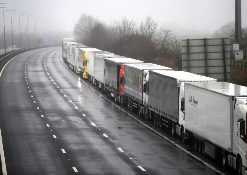 [VIDEO/FOTO] Kaos na jugu Engleske: 1500 kamiona čeka dogovor Velike Britanije i Francuske, vozači se smrzavaju bez hrane...