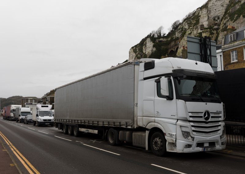 Pao dogovor; tisućama kamiona blokiranih kod Dovera trebat će dani da prijeđu La Manche: Situacije je neljudska i jedino što tražimo je rješenje