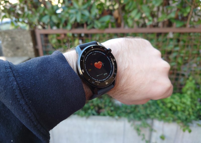 [FOTO] Isprobali smo Smart Watch M9 Light: Izdržljiv, vodootporan i pomalo običan