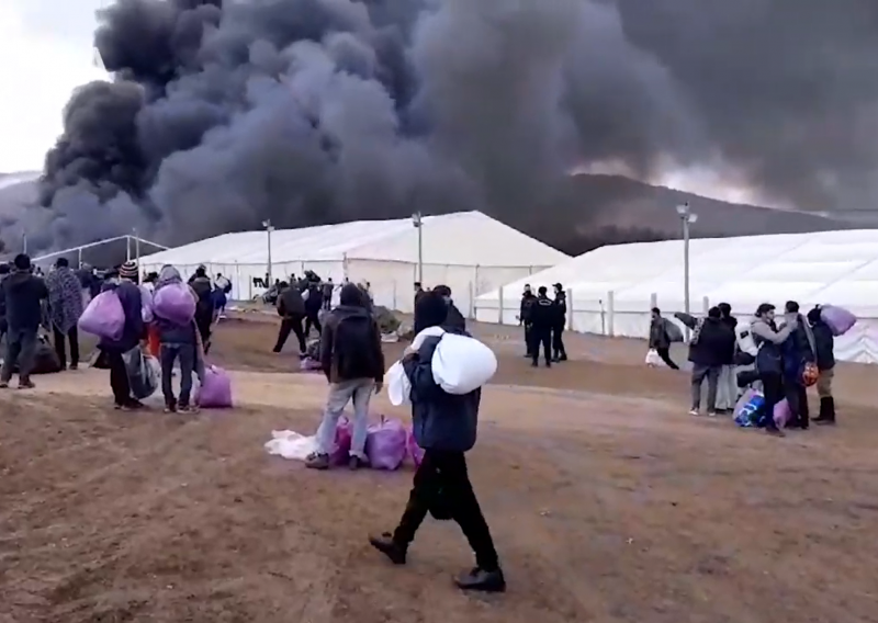 [VIDEO] Drama u Bihaću: Do temelja spaljen migrantski kamp, stotine migranata krenule prema gradu: 'Revoltirani su i psuju BiH'