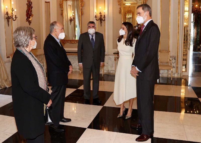 [FOTO] Lijepa kraljica uvijek je znala kako privući pažnju, čak i u najjednostavnijoj haljini