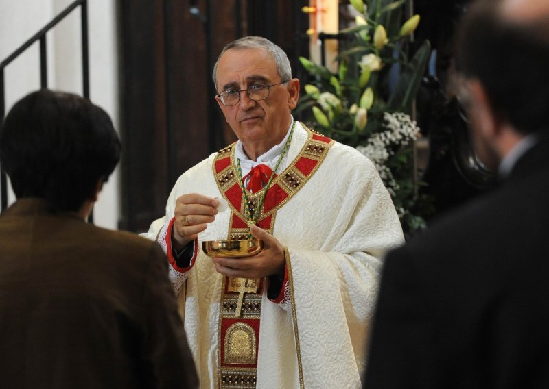 Nadbiskup Puljić naložio svećeniku da pričesti bolesnu djevojčicu