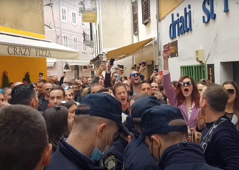 [VIDEO/FOTO] Gužve na Badnjak u Zadru, Splitu i Rijeci: Mnoštvo građana na ulicama bez maski, policija imala pune ruke posla