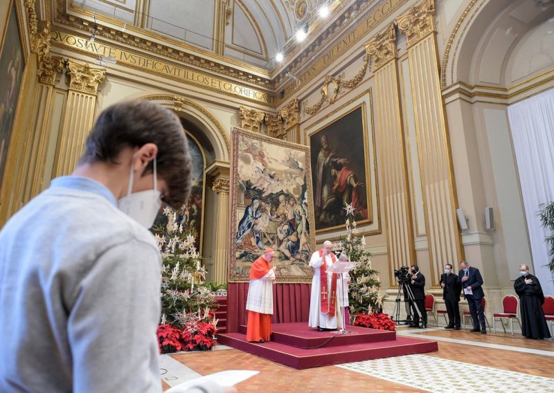 [FOTO] Bez poznate scene s balkona bazilike sv. Petra: 'Urbi et orbi' pape Franje ove godine održan virtualno, papa poručio da nam je solidarnost sada najpotrebnija