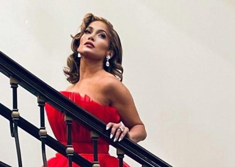 Dama u crvenom: Jennifer Lopez izgleda veličanstveno u haljini bez ramena