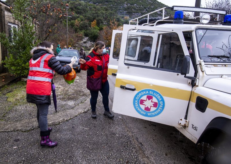 Policija, vatrogasci i HGSS tragaju za nestalom ženom na Hvaru