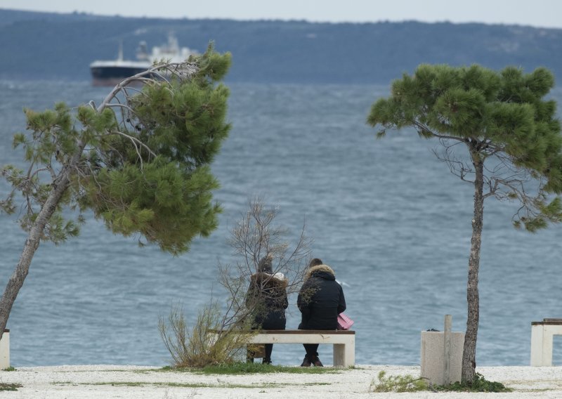 Split: Zbog nevremena nisu isplovila dva trajekta