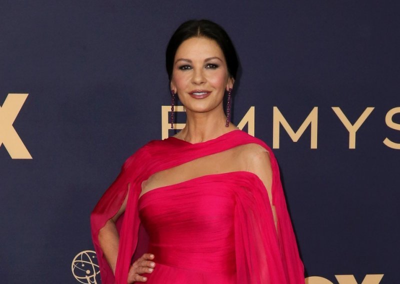 Nešto drugačiji Božić: Catherine Zeta-Jones prisjetila se kako je prošle godine u bikiniju ljubila djeda Mraza