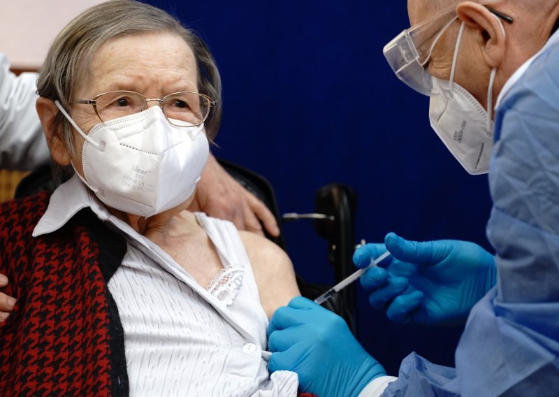 Širom Europske unije zdravstveni radnici i ranjive skupine počeli primati cjepiva