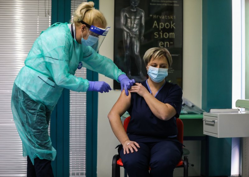 [FOTO] Počelo cijepljenje i u KB Dubrava; Silvija Iveković: Želim potaknuti sve medicinske sestre da se cijepe