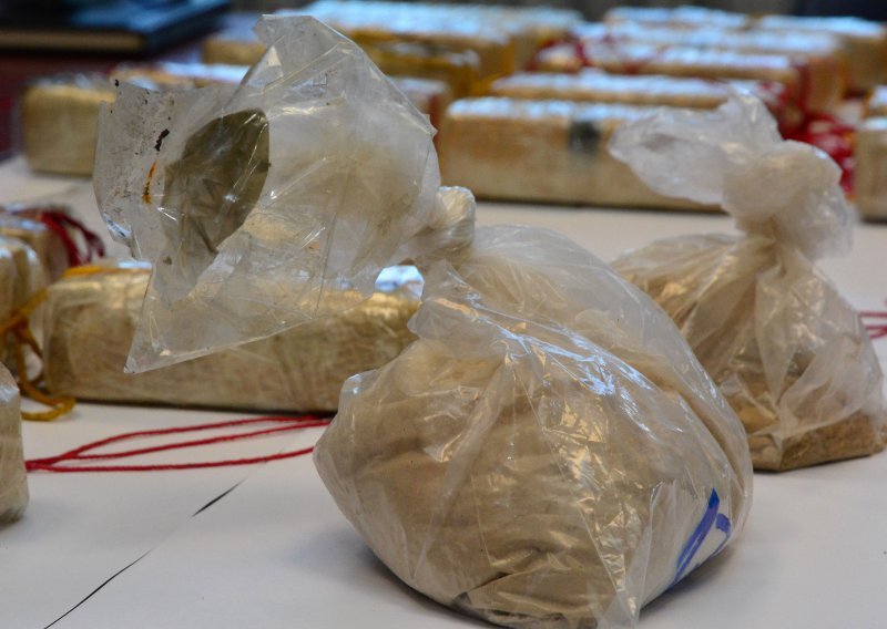 Dvojica Slovenaca pokušala prokrijumčariti 2,9 kilograma heroina