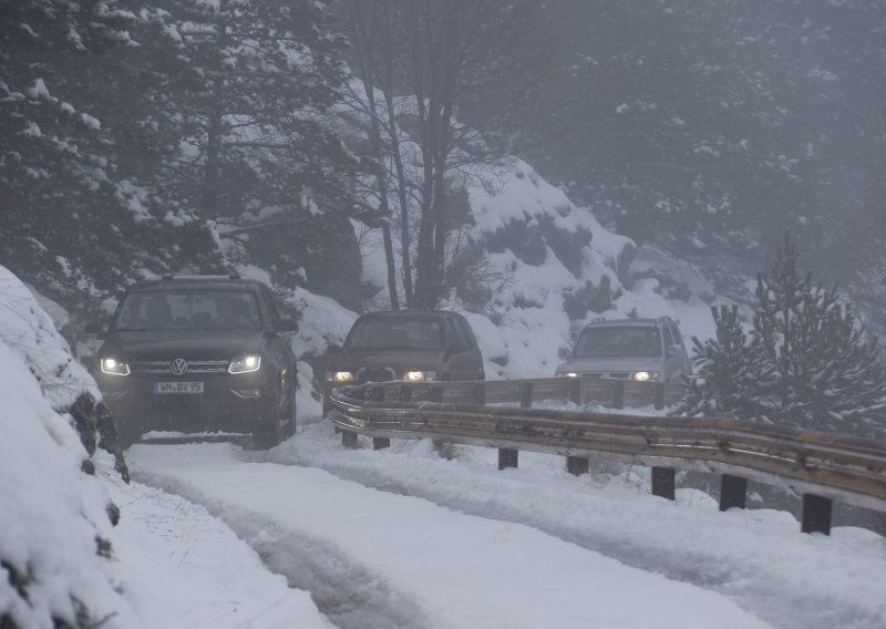 [FOTO] Na Biokovu gotovo pola metra snijega, ima ga i na primorskom dijelu planine