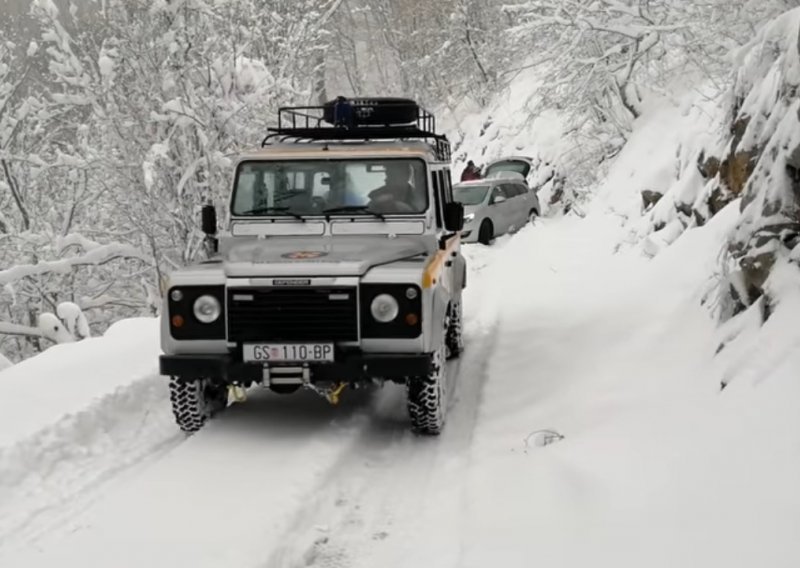 HGSS-ovci spasili obitelj s djetetom na zametenom Velebitu, ostali su u čudu kada su im rekli gdje su krenuli