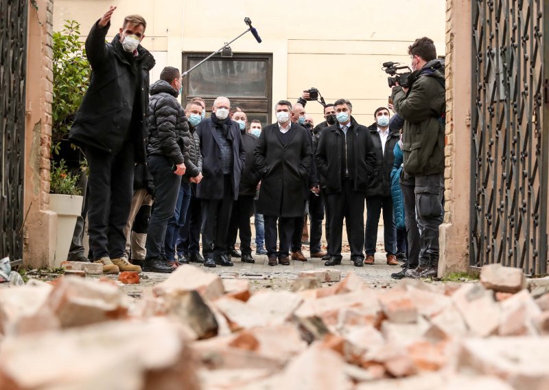 [FOTO/VIDEO] Snažni potresi zatresli sjeverozapad zemlje, stižu dojave o štetama. Milanović i Plenković stigli u Sisak: Kakva je ova godina bila, tako je na neki način i završila