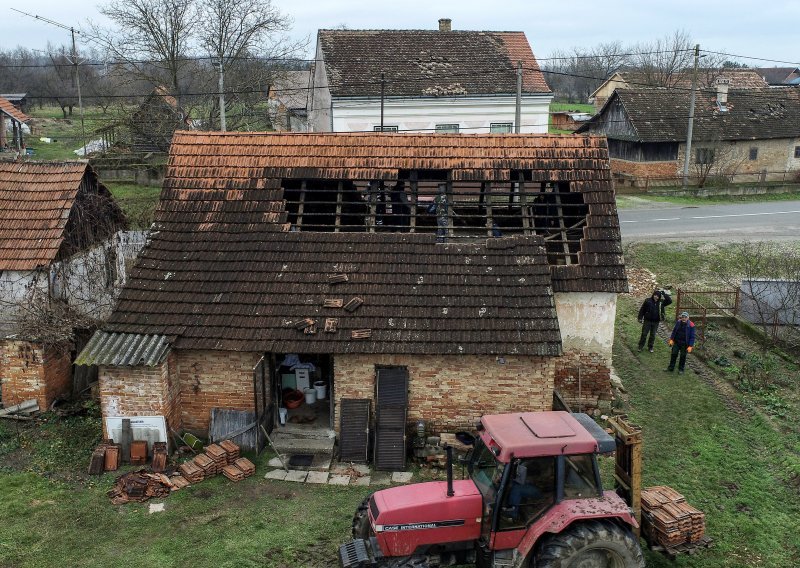 [FOTO] U potresima oštećeno više od stotinu objekata, pogledajte kako posljedice izgledaju iz zraka