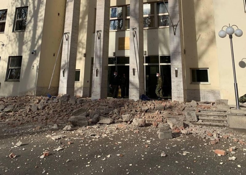 [VIDEO] Stravičan potres porušio Petrinju, a oštećene su brojne zgrade i u Zagrebu; nastradao MORH i Ministarstvo graditeljstva