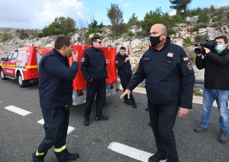 [FOTO] Vatrogasci i HGSS-ovci iz cijele Hrvatske krenuli u Petrinju