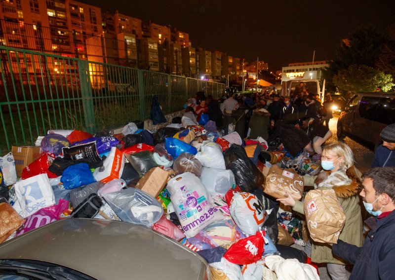 [FOTO] Splićani stajali u redovima kako bi predali odjeću, obuću i hranu za stradale u potresu