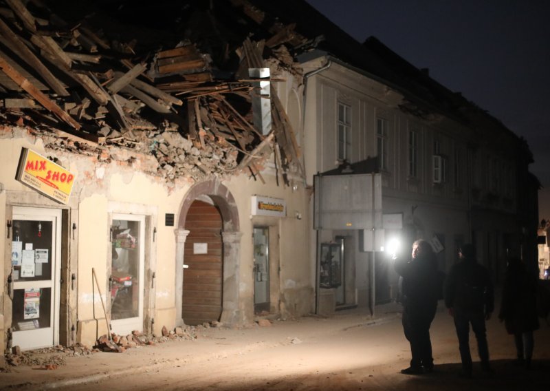 [FOTO/VIDEO] Razoran potres Petrinju bacio na koljena, sedam ljudi poginulo, deseci ozlijeđeni, oko devet tisuća ljudi je bez struje