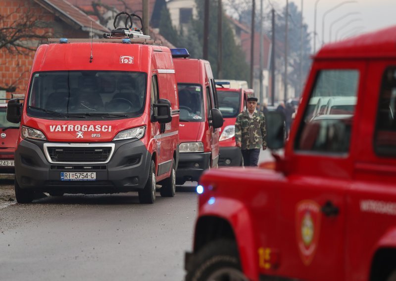 Vatrogasci iz 17 županija pomažu pogođenom području, na terenu ih je na stotine