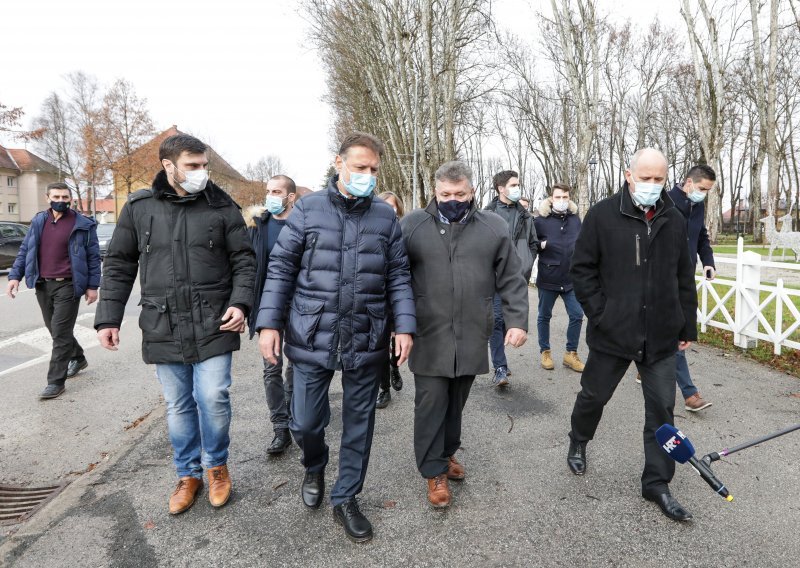 [VIDEO] Jandroković u razorenoj Petrinji: Ne treba sada paziti na detalje, bitno je da krenemo i uklonimo sve objekte koji su opasni, a onda da se ljudi što brže vrate pod krov