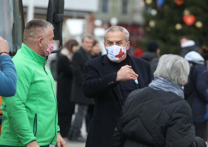 Bandić drugi dan zaredom postrojio vozila pa poručio: U Zagrebu će sutra biti kao da potresa nije ni bilo