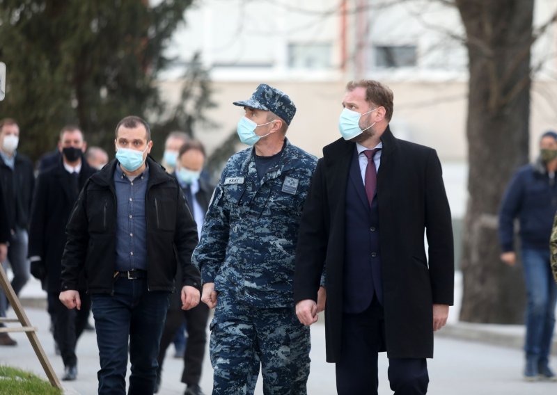 Ministar Banožić obišao vojnike koji pomažu na područjima pogođenim potresom