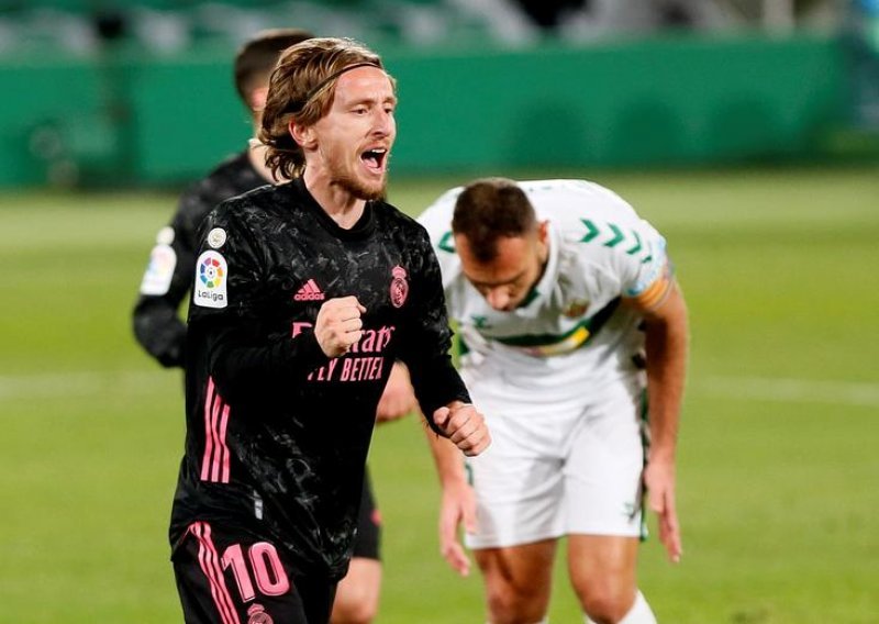 Luka Modrić zabio je svoj prvi gol glavom u dresu Real Madrida, no ni to nije bilo dovoljno; 'kraljevi' su remizirali kod novog prvoligaša