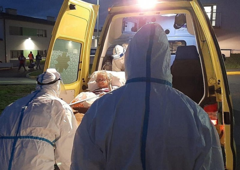 Pripadnici HV-a evakuirali bolesnike iz vojarne u Petrinji u Popovaču
