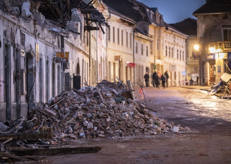 [FOTO] Najtužnije Silvestrovo u Petrinji od Domovinskog rata