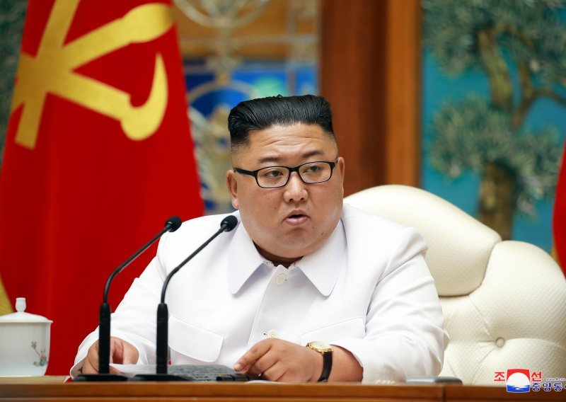 Kim Jong Un posjetio grob oca i djeca te se obratio pismom stanovnicima Sjeverne Koreje